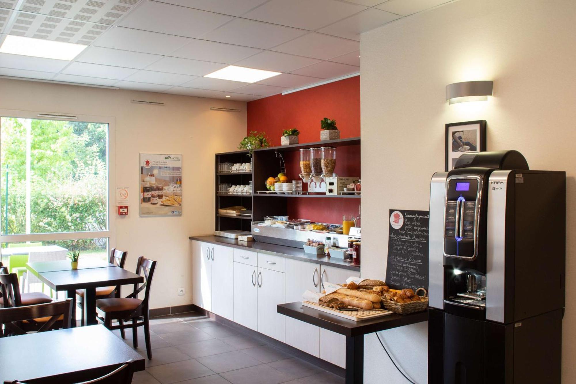 Brit Hotel Saint-Meen-Le-Grand En Broceliande Екстериор снимка